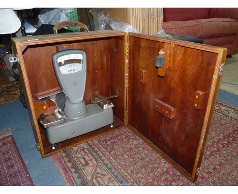 An Avery weighing Scales in travelling case (lacking weights).