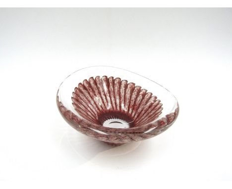 A Kosta Glassworks bowl by Vicke Lindstrand with encased feathered detail in red. Incised marks to base. 8.5cm high