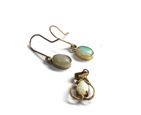 2 X 9ct gold Opal earrings and pendant  (1.9g) 