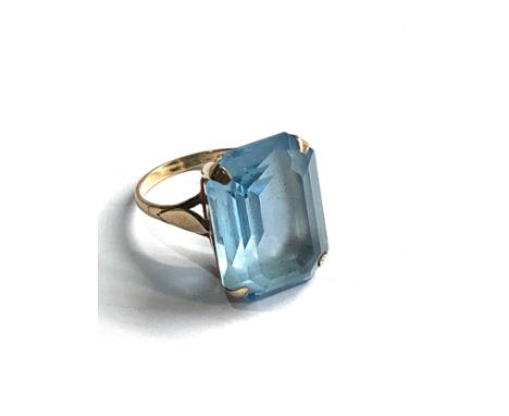 9ct gold blue stone set  cocktail ring (7.1g) 