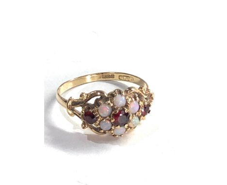 9ct Gold garnet &amp; opal cluster ring 3.1g, one opal has sustained a crack 