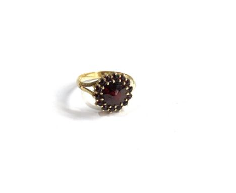 Vintage 10ct gold garnet ring (2.9g) 