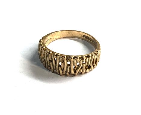 9ct gold  textured dress ring (3.3g) 