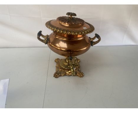 A Samovar copper &amp; brass tea urn
H 36 x W 35 cm