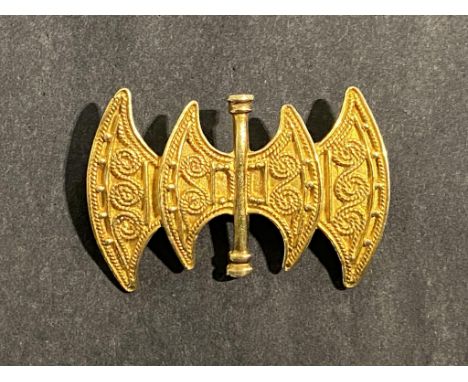 Very fine&nbsp;18ct gold brooch in form of double axe.&nbsp; Weighs 8.1g
.