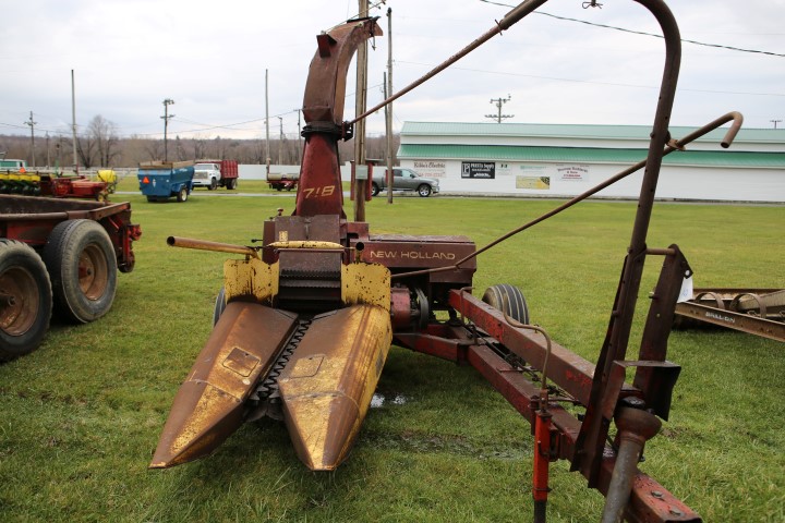 NEW HOLLAND 718 CHOPPER W/ 1 ROW CORN HEAD