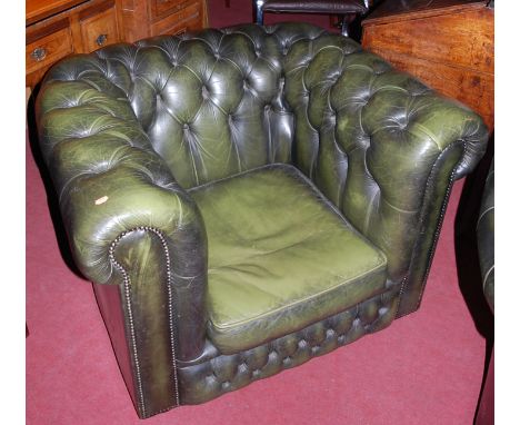 A green leather three seater button back Chesterfield, together with a matching armchair (2) Condition Report / Extra Informa