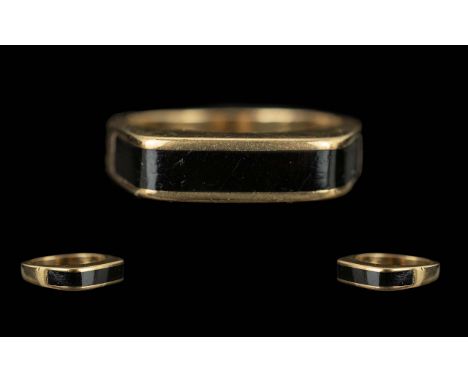 Unisex 9ct Gold Signet Style Ring, Weight 4.2 grams. Size O. Stamped 9ct. 