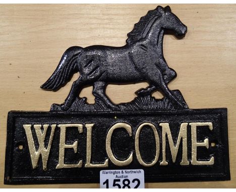 Cast Iron horse gate welcome sign, L: 20 cm. P&amp;P Group 2 (£18+VAT for the first lot and £3+VAT for subsequent lots) 