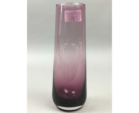 COLLECTION OF ART GLASS,including Caithness and Continental/Murano/Arcoroc pieces, vases bowls and a paperweight (13)
