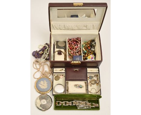 Miscellaneous costume jewellery, to include a malachite and giltmetal bangle, small gold pendant, compact and coins, etc in a