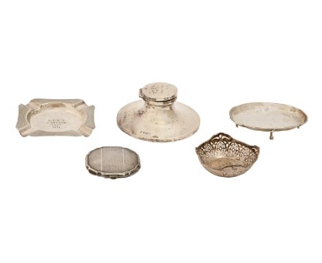 Miscellaneous silver articles, Edwardian and later, comprising capstan inkwell, ashtray, compact and two sweetmeat dishes, 4o