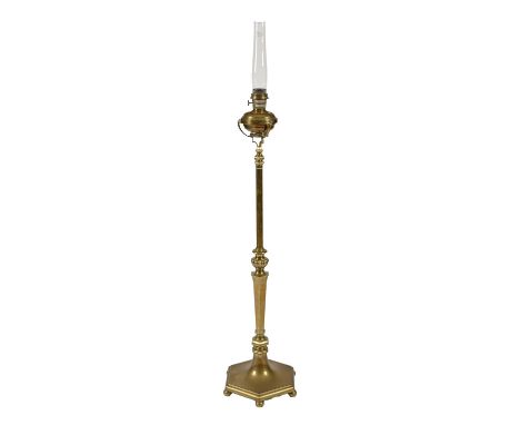 An Edwardian brass floor-standing telescopic oil lamp, on hexagonal base and bun feet, 144cm h unextended, excluding glass ch