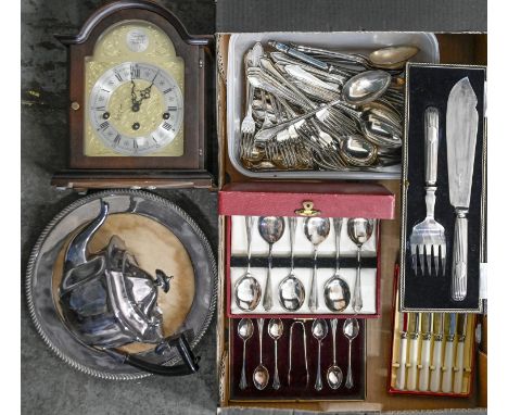 Miscellaneous plated ware, early 20th c and later, to include gadrooned breadboard and teapot, cased sets of flatware and a r
