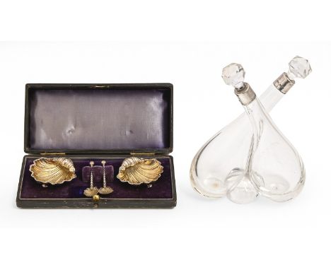 A pair of Edwardian silver shell shaped salt cellars and spoons, salt cellars 53mm w, by Crisford &amp; Norris, Birmingham 19