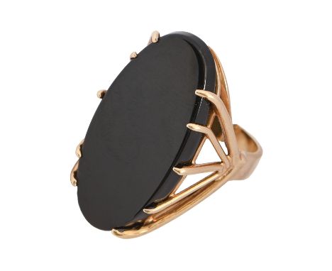 A black onyx ring, in gold, marked 14K, 8.8g, size K  Good condition