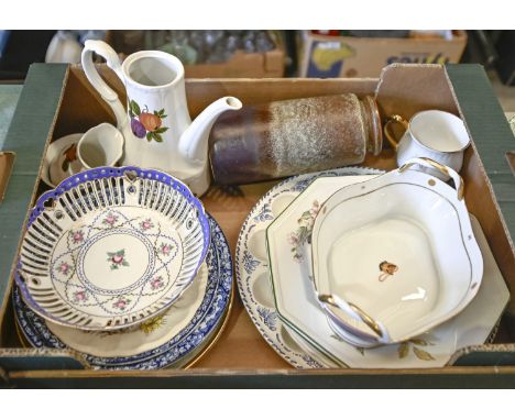 Miscellaneous porcelain and earthenware, early 20th c and later, to include a Grosvenor China coffee service, Capodimonte fig