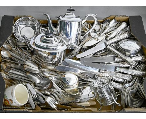 A silver trinket box, on three paw feet, Birmingham 1857, miscellaneous plated and other metalware, including a pair of Mappi