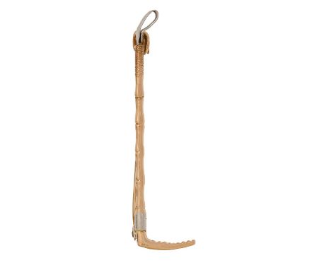 A gold hunting whip brooch, early 20th c, marked 15, 52mm l, 3.6g  Slight wear