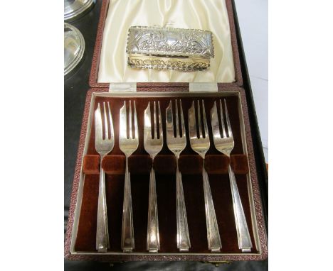 A Victorian silver trinket box and a set of silver cake forks (i.c)