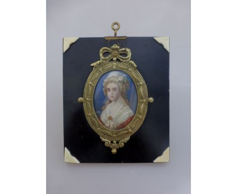   Miniatur um 1900, Portrait einer vornehmen Dame im roten Kleid und weißen Schal, im  Miniatur um 1900, Portrait einer vorne