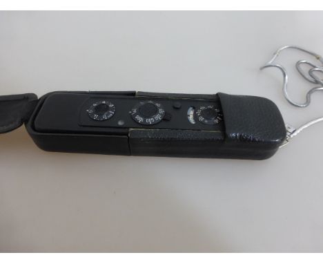   Minox Miniaturkamera, sog. Agentenkamera, im originalen schwarzen Lederetui mit Kette,  Minox Miniaturkamera, sog. Agentenk