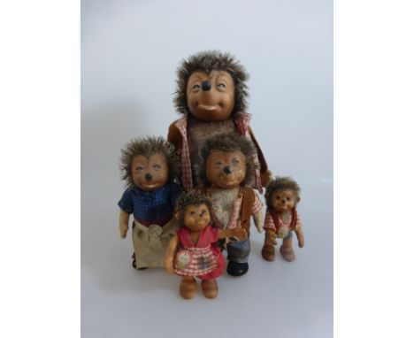   5 Mecki Figuren, Steiff, 1950/60er Jahre, tlw. Spielspuren, ein Gesicht durch  5 Mecki Figuren, Steiff, 1950/60er Jahre, tl
