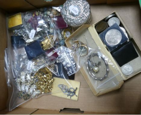 Job lot of jewellery & coins: Nice assortment of vintage costume jewellery, with some silver items noted. Together with coins