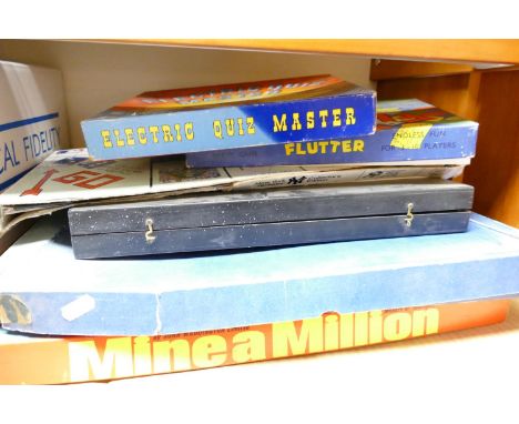 A collection of vintage board games to include New York Yankee: collectors edition monopoly set, flutter, electric quiz maste