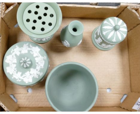 A collection of Wedgwood sage green items to include: flower vase, small planter, vase, lidded pot (5)