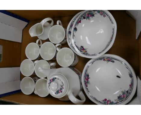 Royal Doulton Autumns Glory patterned tea &amp; dinnerware to include: teapot, tae cupss, bowls etc 