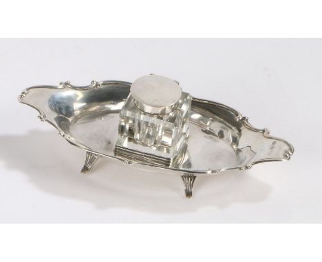 Edward VII silver inkwell, London 1902, maker Robert Pringle, the square form clear glass inkwell with silver cap, on a silve