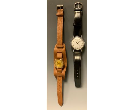 Vintage 1970s Timex 25129-10479A wristwatch, white dial signed Great Britain, Arabic numerals, centre seconds, 34mm stainless