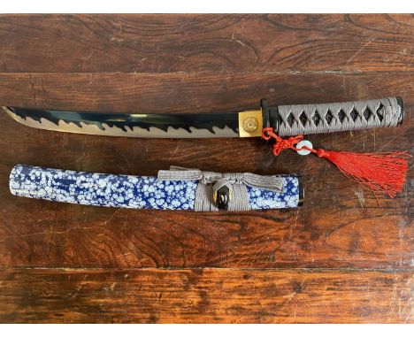 ORIENTAL-STYLE REPLICA SHORT-BLADED ORNAMENTAL SWORD WITH MOTTLED BLUE SCABBARD (50CM LONG) 