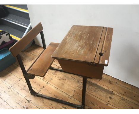 A VINTAGE LIFT TOP SCHOOL DESK WITH INTEGRATED SEAT 80 x 60 x 90cm 