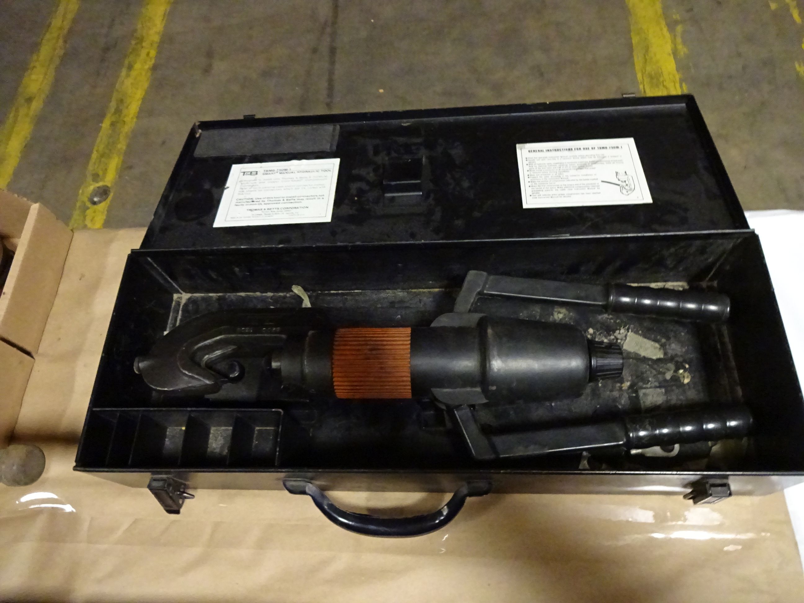 THOMAS AND BETTS MODEL TBM8-750M-1 HAND OPERATED HYDRAULIC CRIMPING TOOL