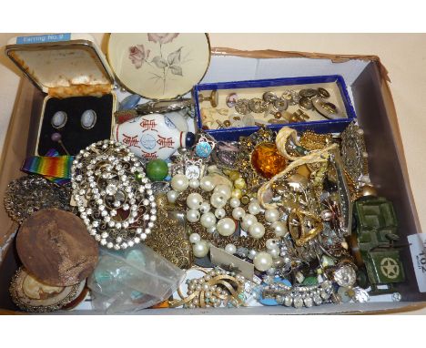 Tray of antique and vintage jewellery, inc. some gold, Wedgwood cameo earrings, enamel badges, Art Deco clips, etc.