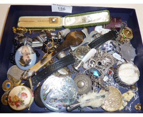 Good lot of antique and other jewellery. Some silver, banded agate necklace, tortoiseshell lorgnettes, silver thimbles, cased