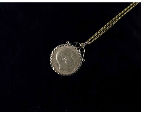 SOVEREIGN PENDANT, dated 1909 on a yellow gold chain.