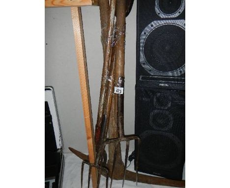 A quantity of garden tools. (Collect only) 