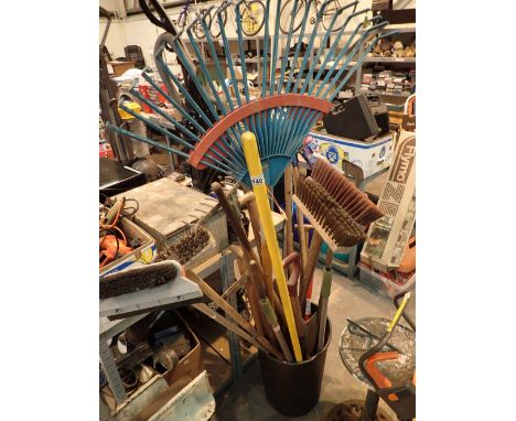 Large quantity of garden hand tools spade rake tree looper 
