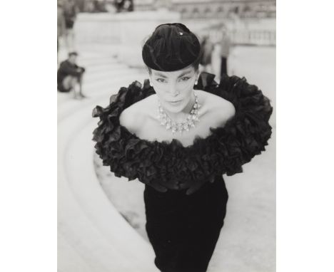 Walde Huth, Dior 'Lucky' - Decolleté, ParisSpäterer Gelatinesilberabzug. 32,7 x 26,4 cm. Rückseitig mit Bleistift signiert, d