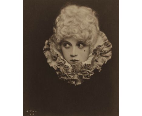 Madame D'Ora (Dora Philippine Kallmus), Ohne TitelVintage, Gelatinesilberabzug. 18 x 15 cm. Im Negativ signiert und datiert. 