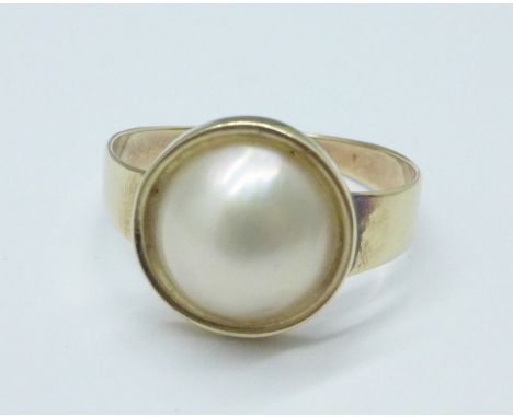 A 9ct gold Mabe pearl ring, 2.2g, O 