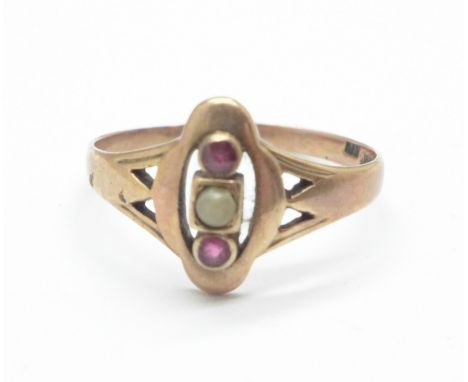 A .333 (8ct gold), pearl and garnet three stone ring, 1.8g, Q 