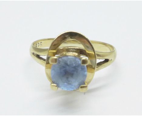 A 9ct gold, blue stone ring, 2.3g, J 