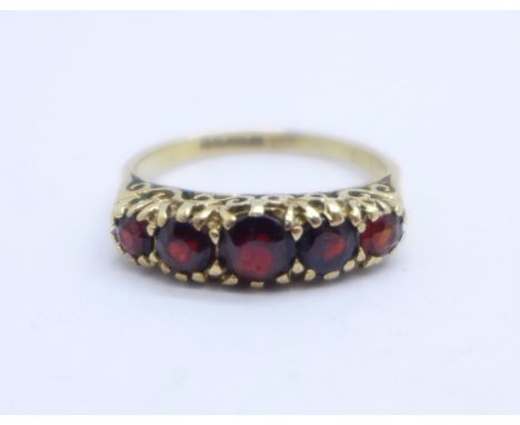 A 9ct gold and garnet ring, 2.4g, M 