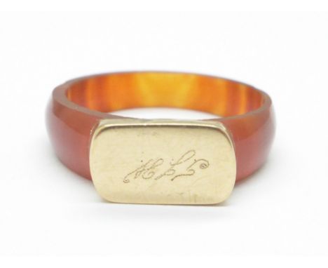 A yellow metal mounted banded agate effect ring, W 