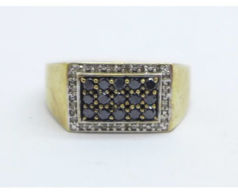 A 9ct gold cluster ring, 5.8g, V 