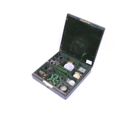A collection of Victorian and later jewellery in a green velvet lined box. Including a Spode ceramic 'plate' shaped brooch; a